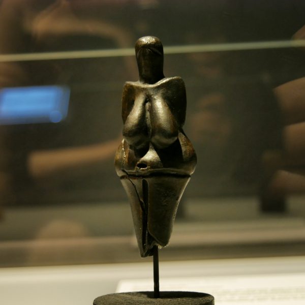 Gilt als älteste gebrannte Keramikfigur der Welt: Dame in schwarz (28.000 Jahre alt)